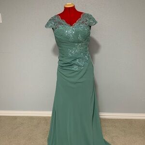 Elegant Teal Lace Evening Gown